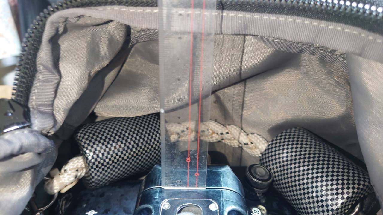 ハウジングの上には約8cmの余裕
