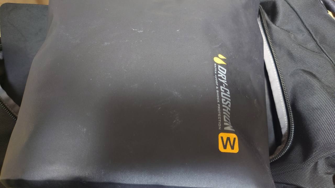 ストロボの収納に使っているハクバのドライクッションポーチW