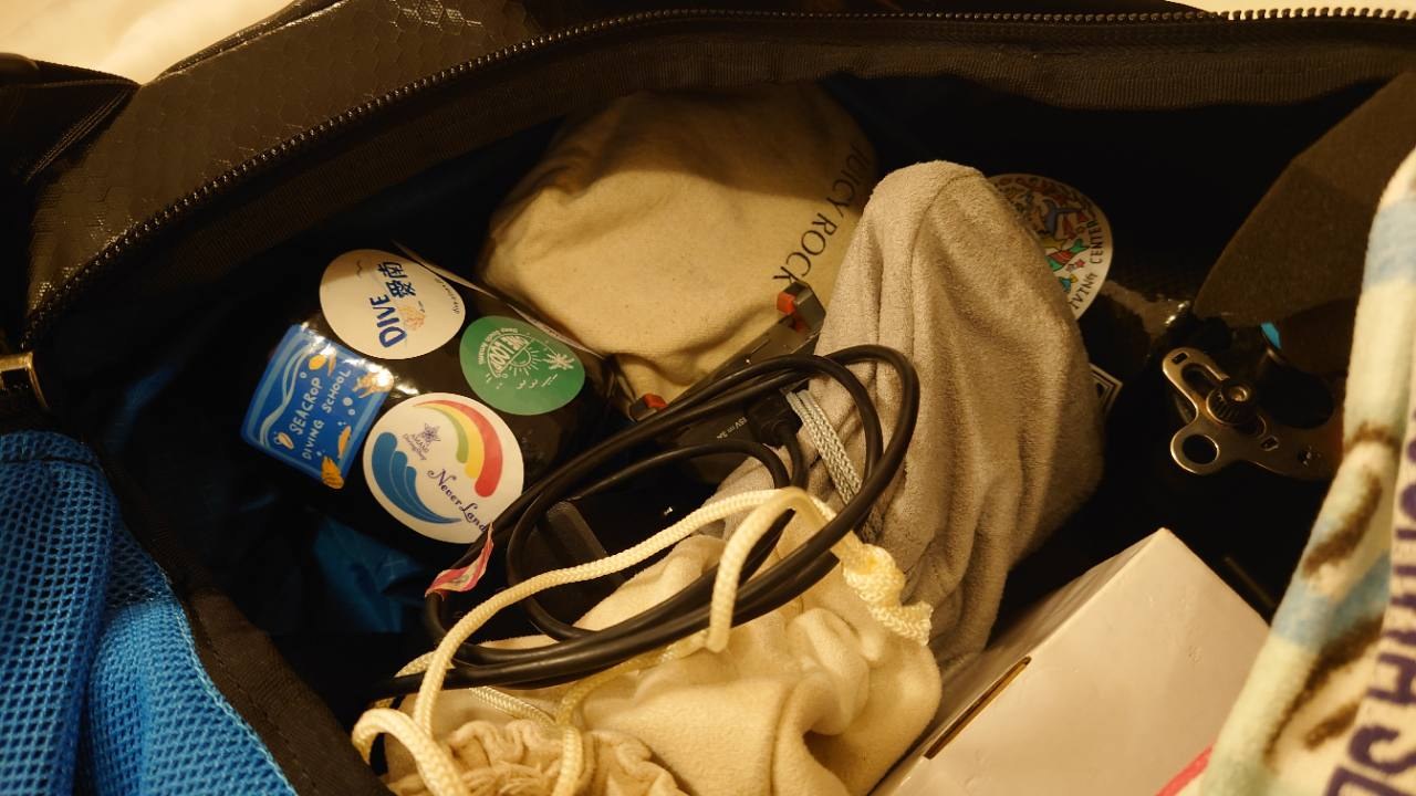 周辺機材をポーチに分けて収納