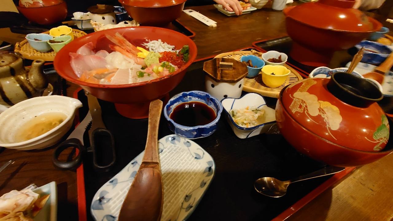 海鮮丼も並んだ食卓