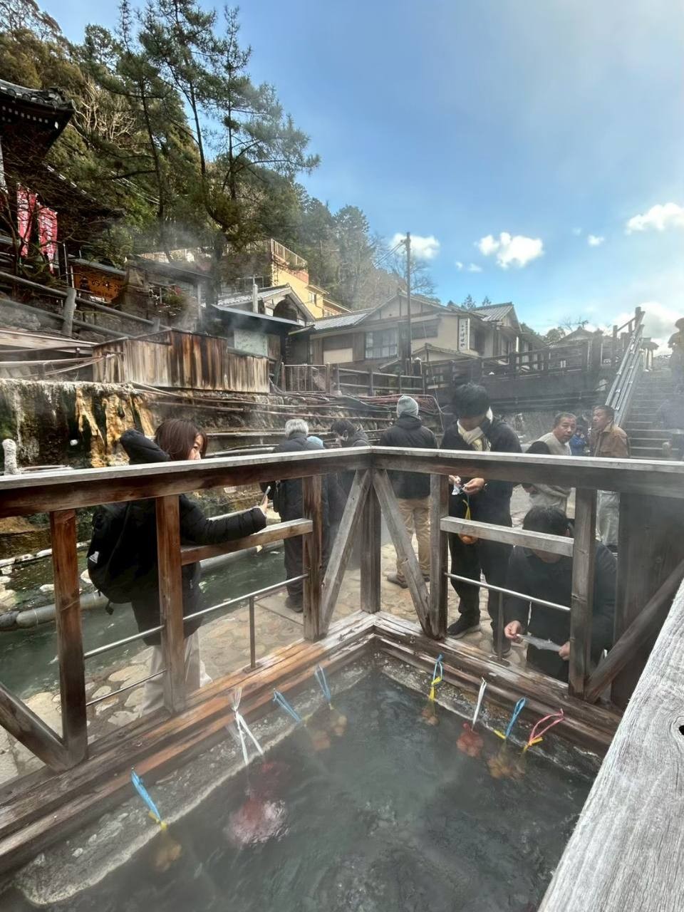 湯の峰温泉の湯筒で温泉卵作り