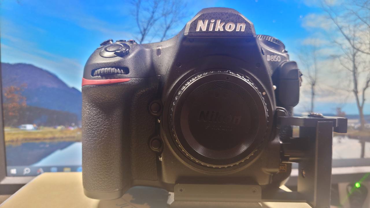 ハウジング用のカメラ台座を付けたNikon D850