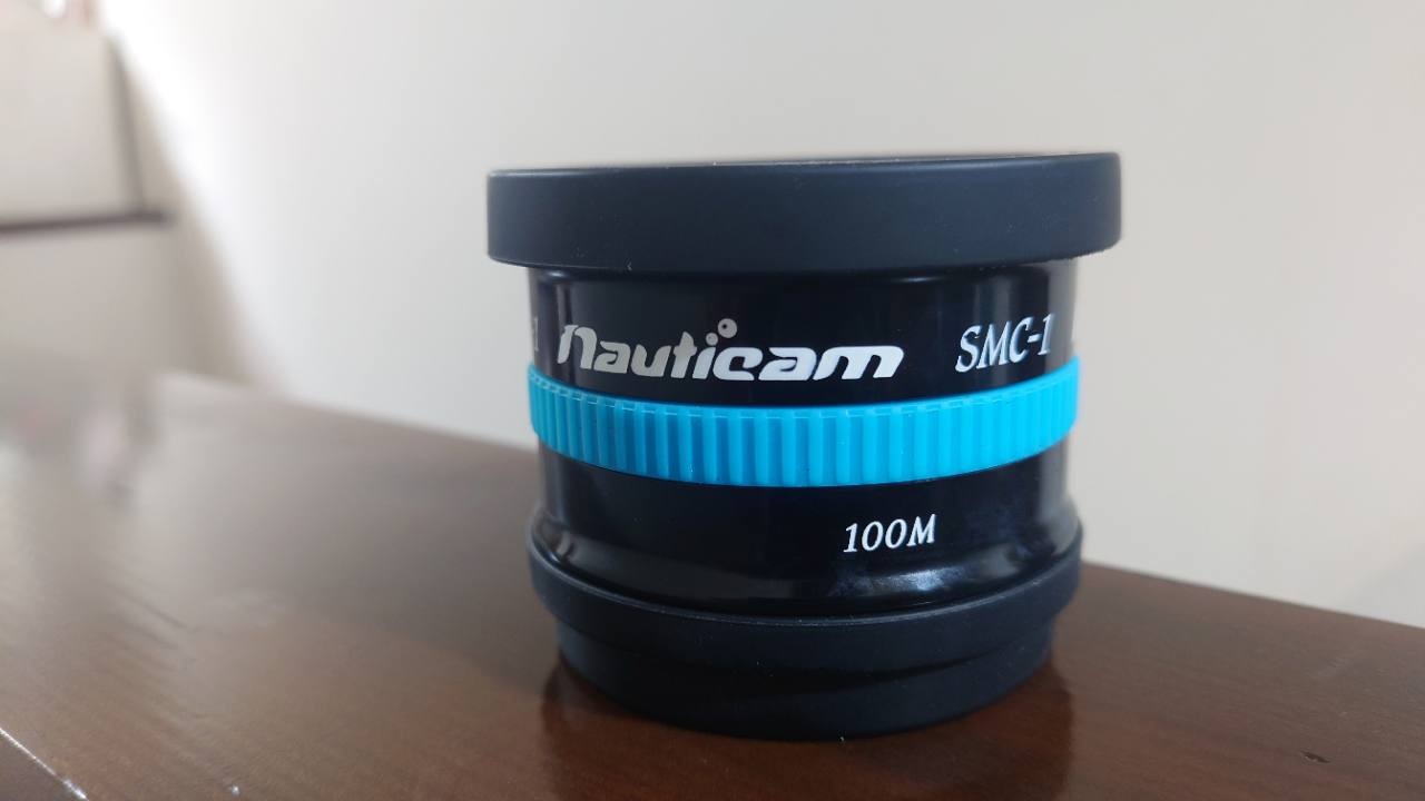 青いリングを付けたNauticam SMC-1本体